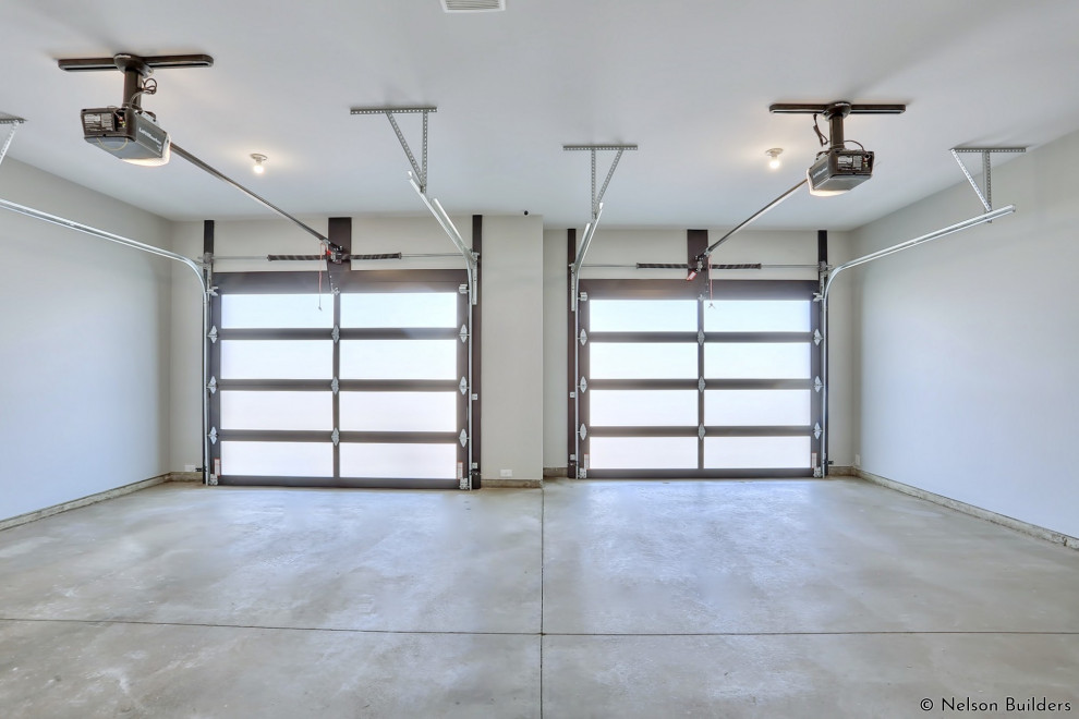 Идея дизайна: пристроенный гараж среднего размера в стиле модернизм для двух машин