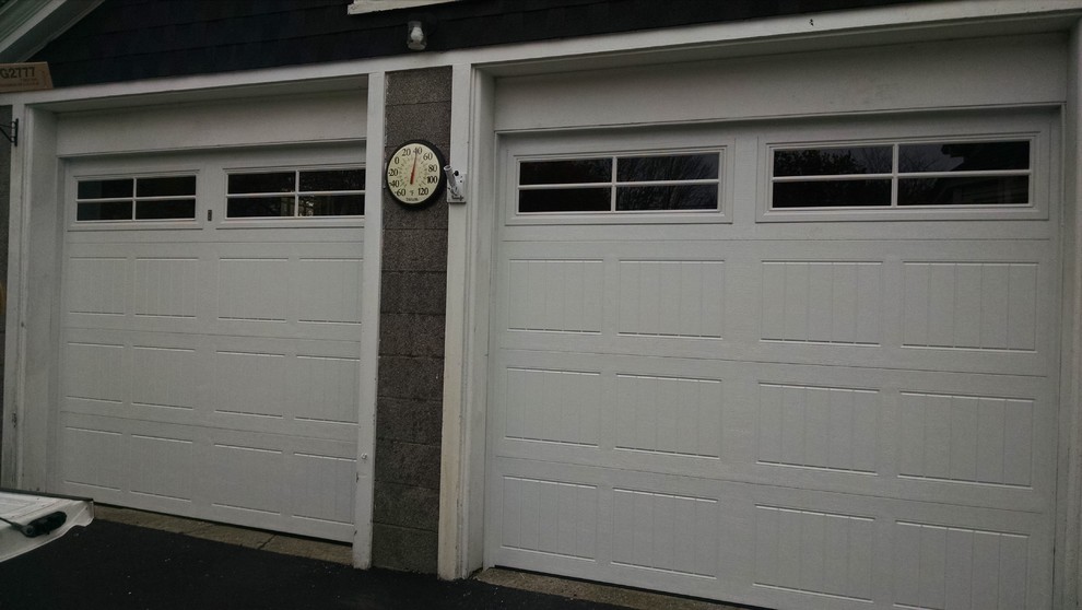 Idées déco pour un garage attenant classique de taille moyenne.