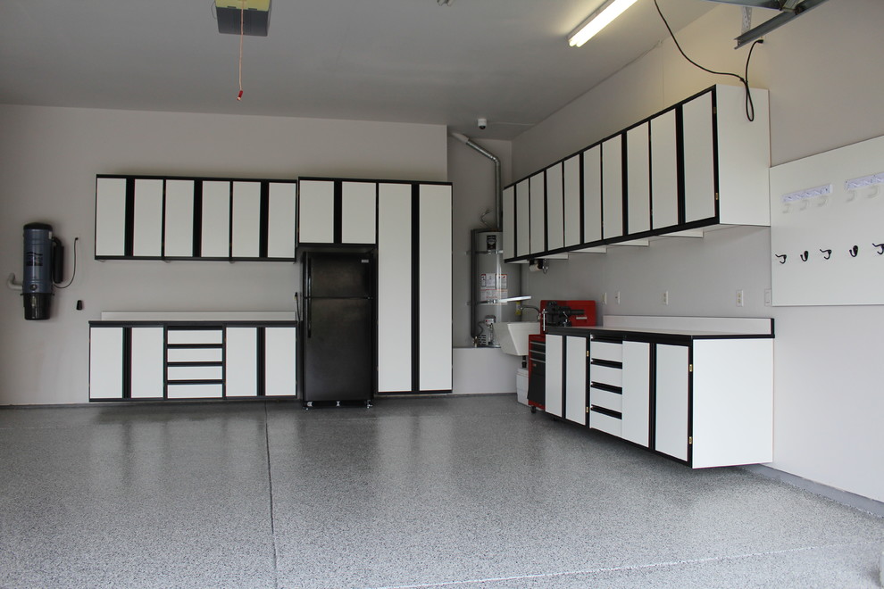 Пример оригинального дизайна: пристроенный гараж среднего размера в современном стиле для трех машин