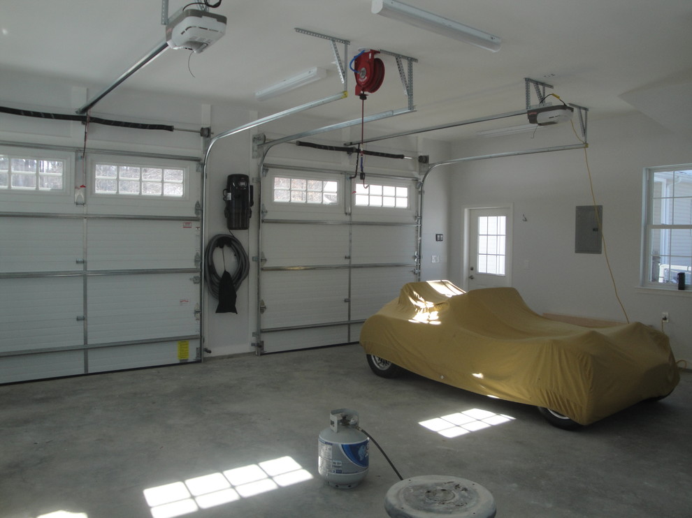 Ejemplo de garaje independiente clásico de tamaño medio para dos coches