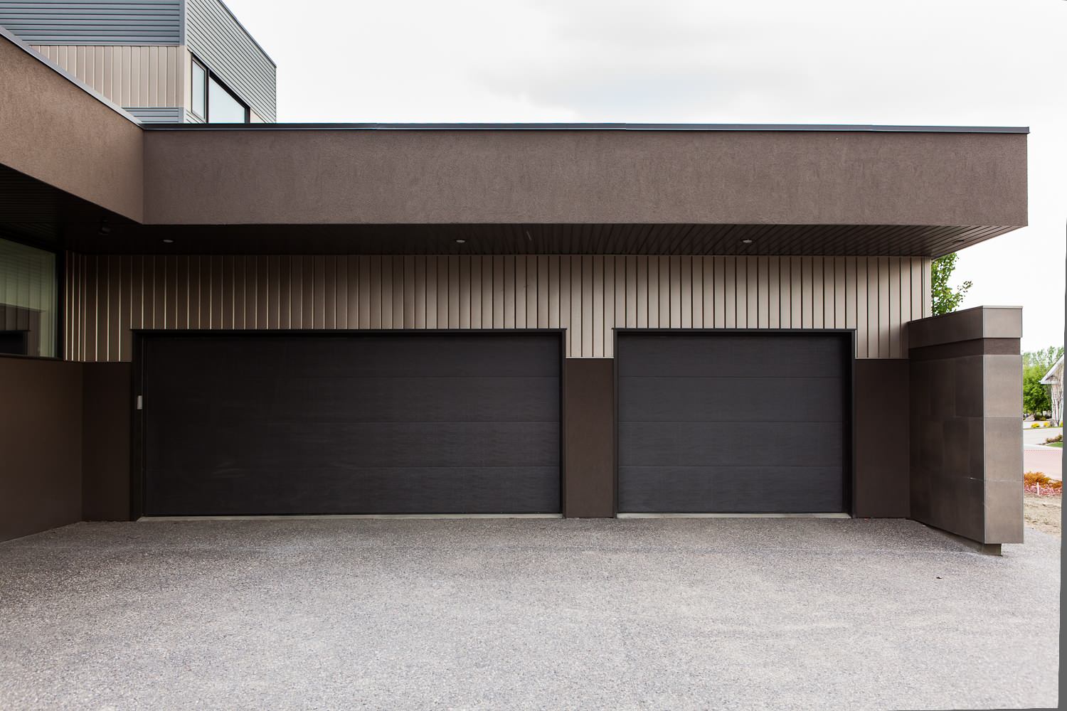 Стильный фасад гаража
