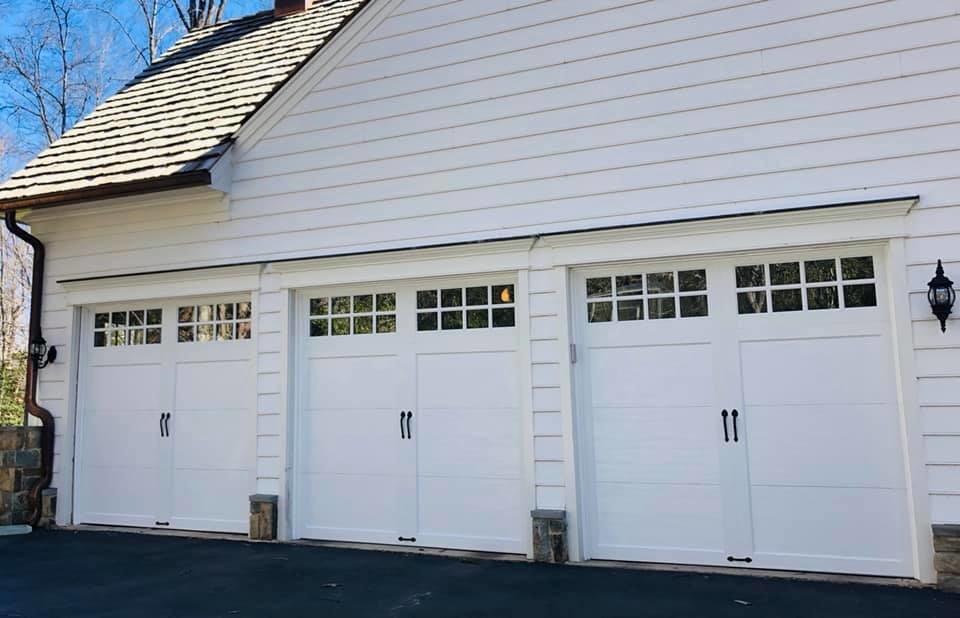 Foto de garaje adosado campestre grande para tres coches