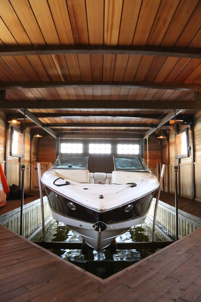 Cette photo montre un hangar à bateaux séparé craftsman de taille moyenne.