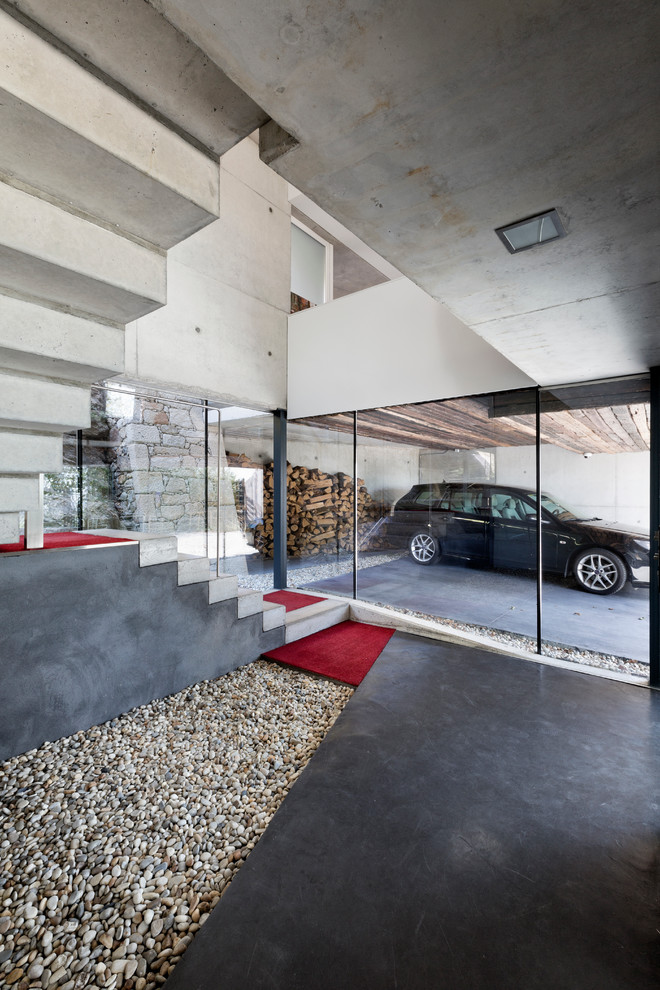 Idée de décoration pour un garage pour deux voitures attenant urbain de taille moyenne.