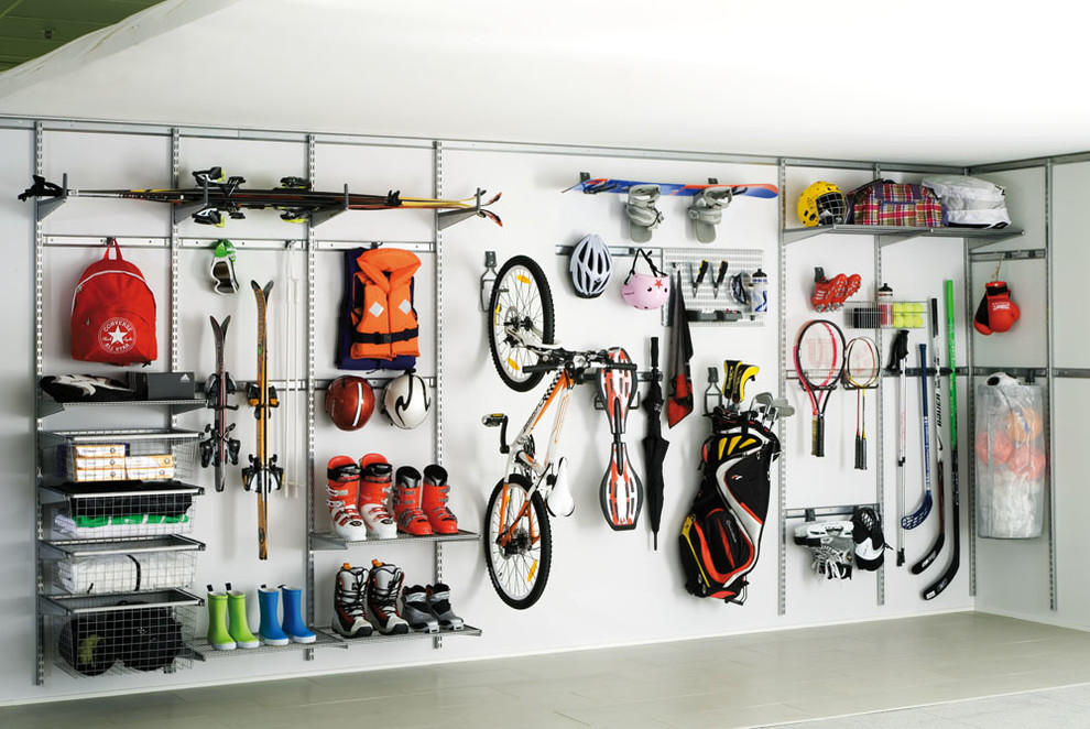 Cette photo montre un garage scandinave de taille moyenne.