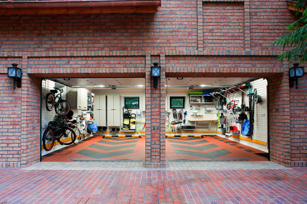 Immagine di un garage per due auto design