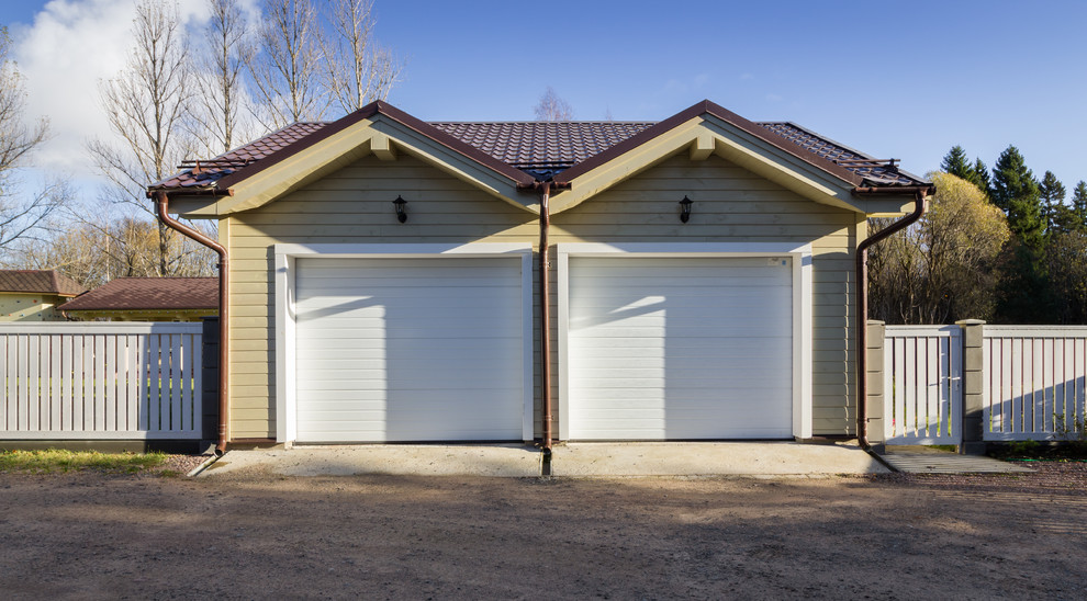 Cette image montre un garage pour deux voitures séparé rustique.