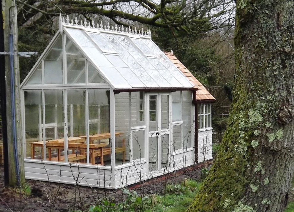 Inspiration for a large traditional detached greenhouse in Surrey.