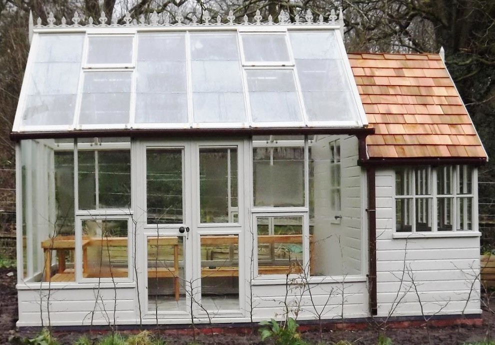 Idéer för stora vintage fristående garager och förråd, med växthus