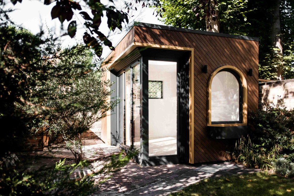 Inspiration pour un petit abri de jardin séparé design avec un bureau, studio ou atelier.