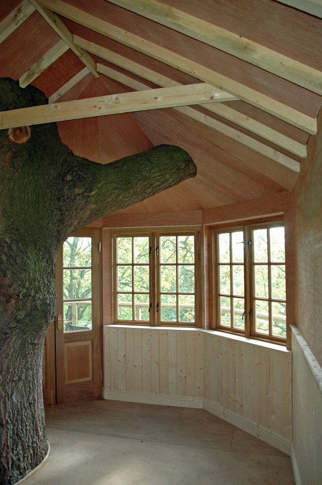 Cette image montre un abri de jardin rustique de taille moyenne avec un bureau, studio ou atelier.