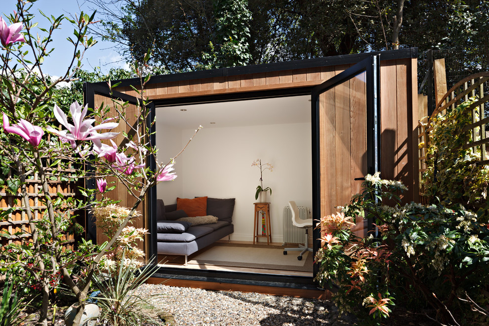 Idées déco pour un abri de jardin séparé contemporain de taille moyenne avec un bureau, studio ou atelier.