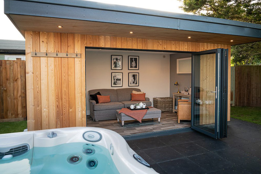 Идея дизайна: отдельно стоящий домик для гостей среднего размера в стиле модернизм
