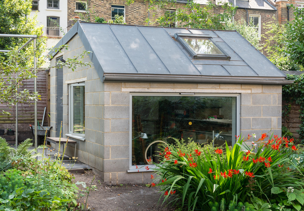 Cette photo montre un abri de jardin séparé moderne de taille moyenne avec un bureau, studio ou atelier.
