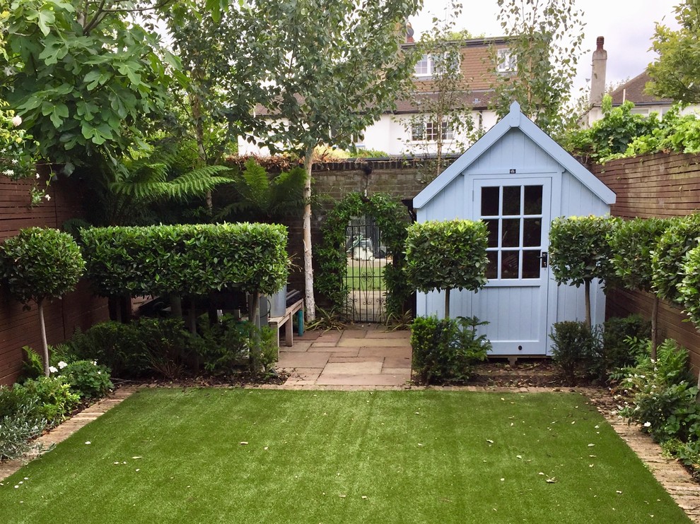 Cette image montre un abri de jardin séparé minimaliste de taille moyenne.