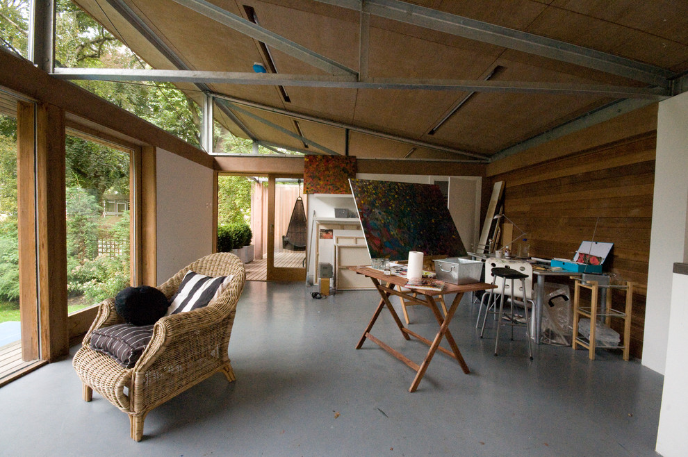 Exemple d'un petit abri de jardin séparé moderne avec un bureau, studio ou atelier.