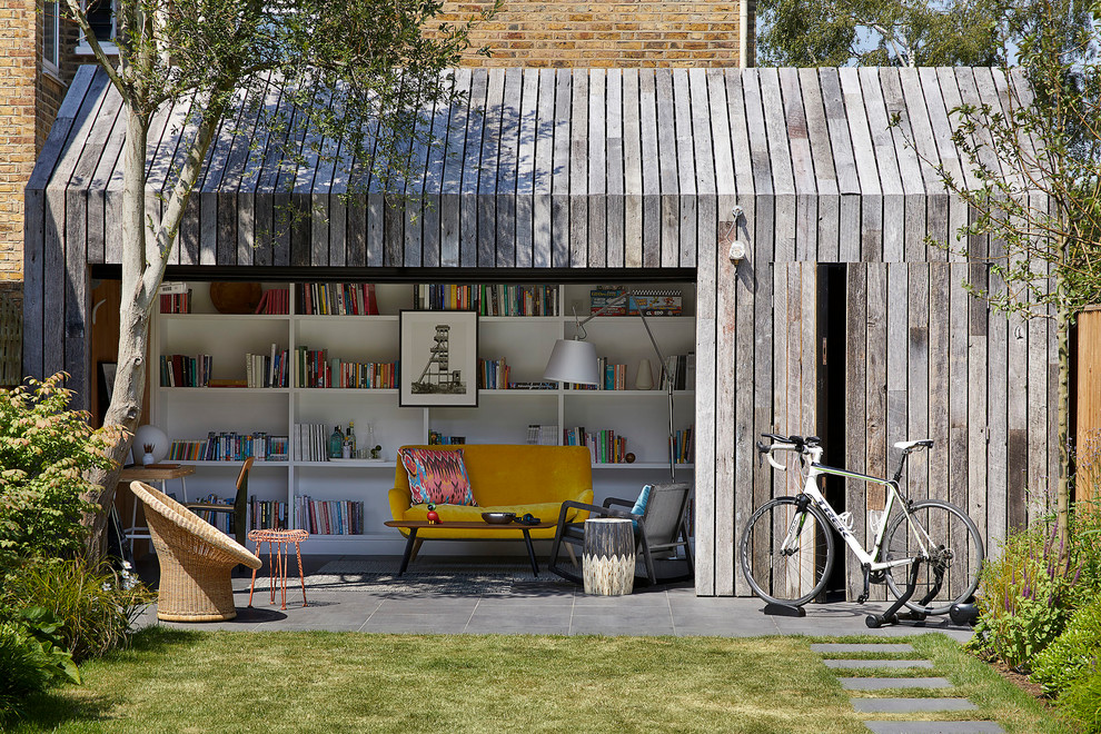 Exemple d'un petit abri de jardin séparé scandinave avec un bureau, studio ou atelier.