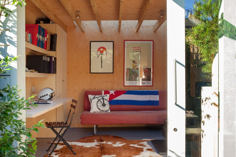 Bild på en minimalistisk garage och förråd