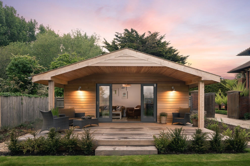 Идея дизайна: отдельно стоящий домик для гостей среднего размера в современном стиле