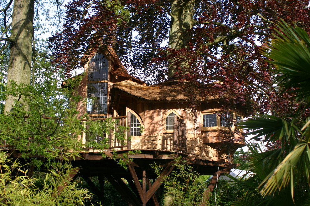 サセックスにあるエクレクティックスタイルのおしゃれな物置小屋・庭小屋の写真