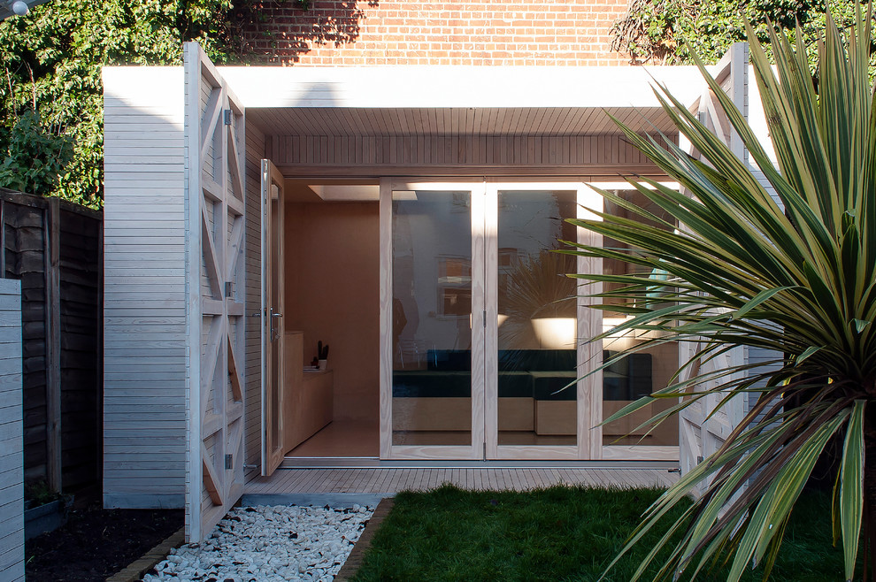 Idée de décoration pour un abri de jardin séparé design de taille moyenne avec un bureau, studio ou atelier.