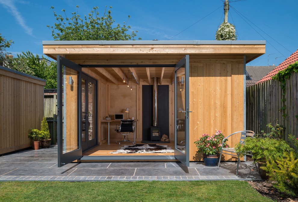 Aménagement d'un abri de jardin séparé scandinave de taille moyenne avec un bureau, studio ou atelier.