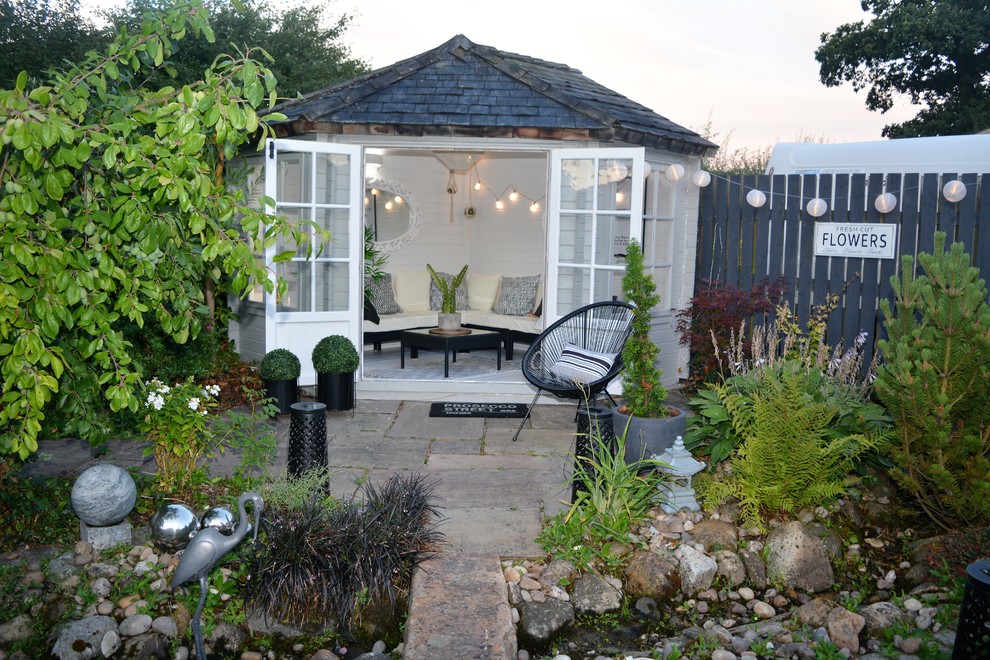 Cette photo montre un petit abri de jardin séparé scandinave avec un bureau, studio ou atelier.