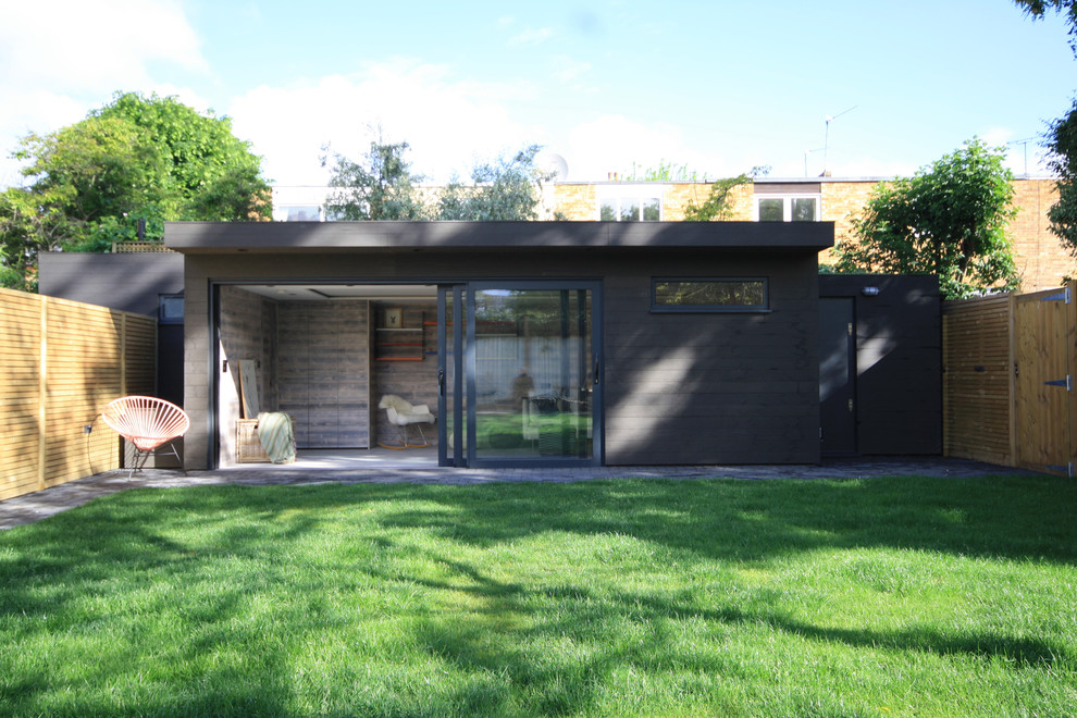 Cette image montre un abri de jardin séparé design de taille moyenne avec un bureau, studio ou atelier.