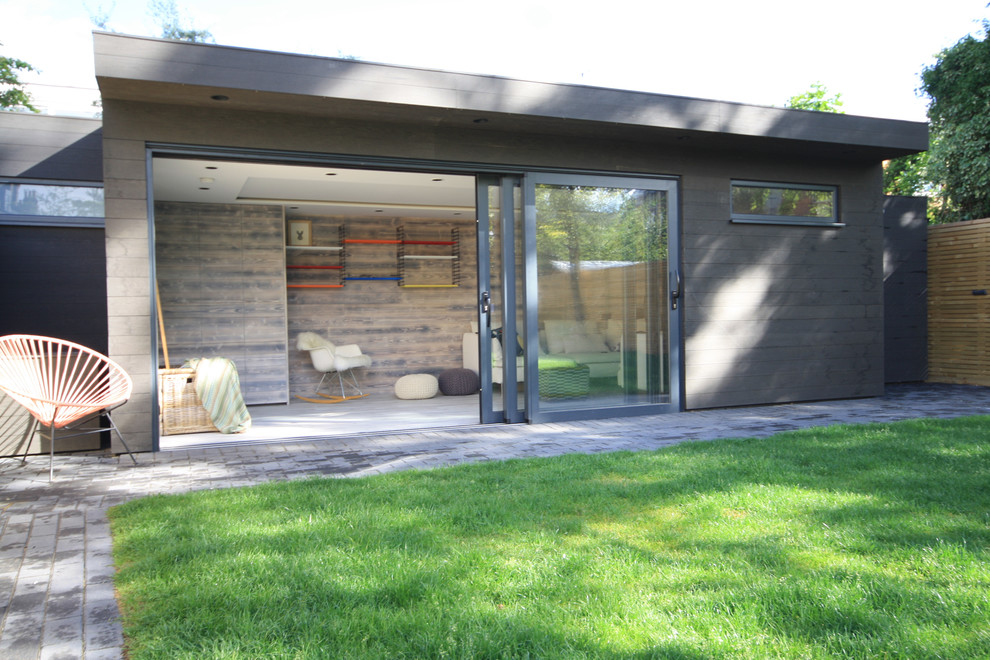 Idée de décoration pour un abri de jardin séparé design de taille moyenne avec un bureau, studio ou atelier.