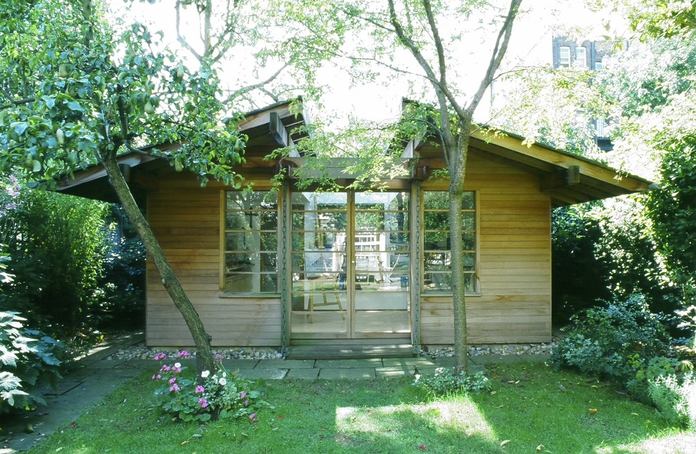 Cette image montre un abri de jardin séparé asiatique de taille moyenne avec un bureau, studio ou atelier.