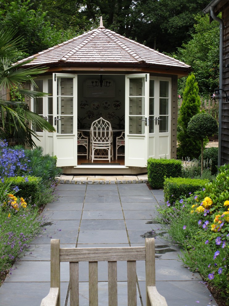 Idée de décoration pour un abri de jardin séparé tradition de taille moyenne.
