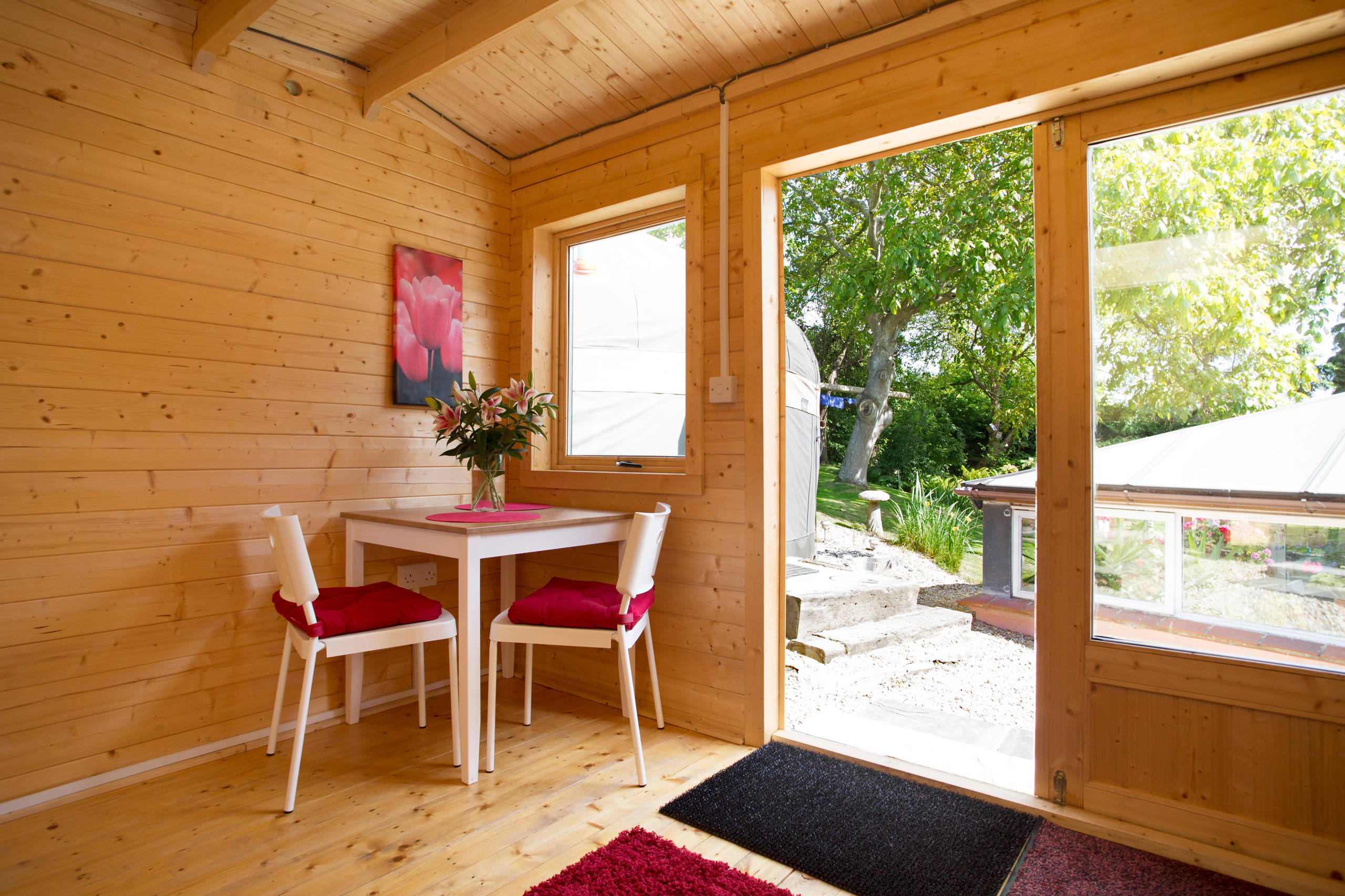 Vieux Garage En Bois Maintenant Utilisé Comme Hangar De Jardin Pour Stocker  Des Outils Entourés Avec L'herbe Et Les Maisons Non C Image stock - Image  du mélangé, traitement: 130269675