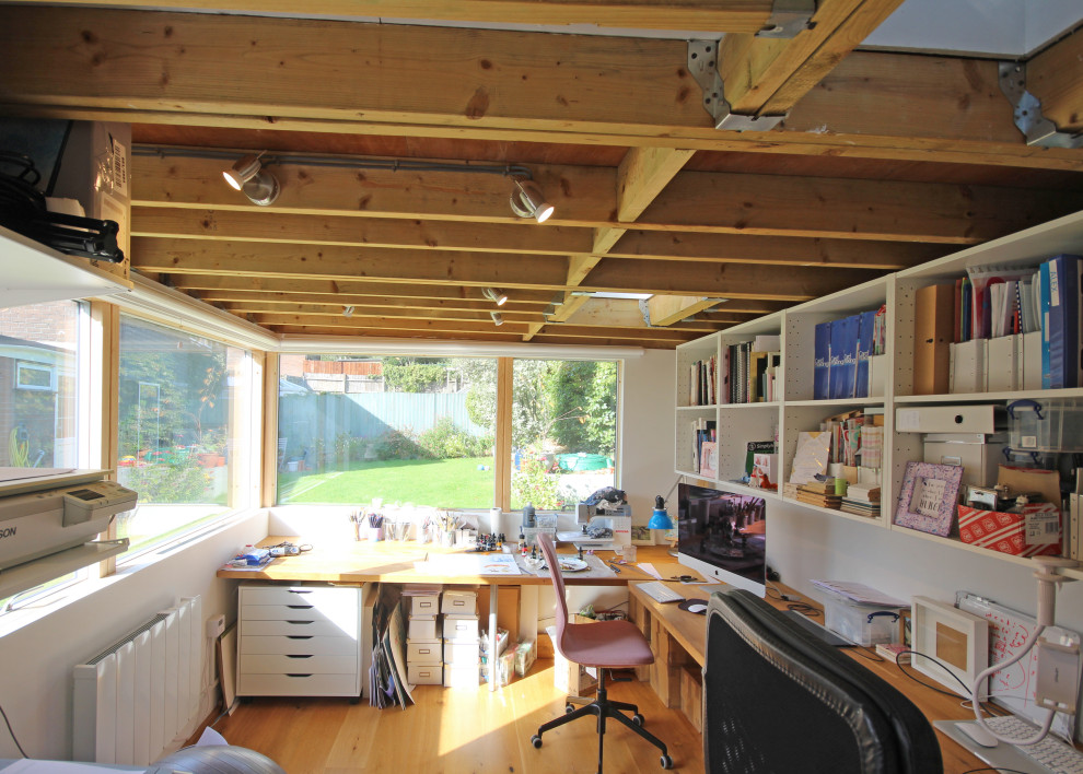 Réalisation d'un abri de jardin séparé minimaliste de taille moyenne avec un bureau, studio ou atelier.