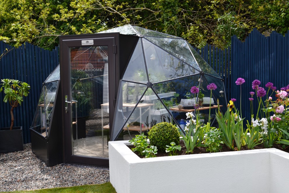 Idée de décoration pour un abri de jardin minimaliste de taille moyenne.