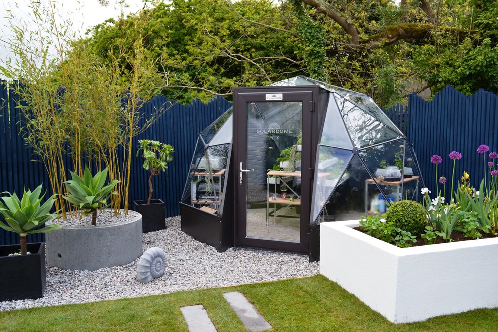 Cette photo montre un abri de jardin moderne de taille moyenne.