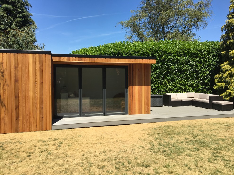 Design ideas for a medium sized modern detached office/studio/workshop in Surrey.