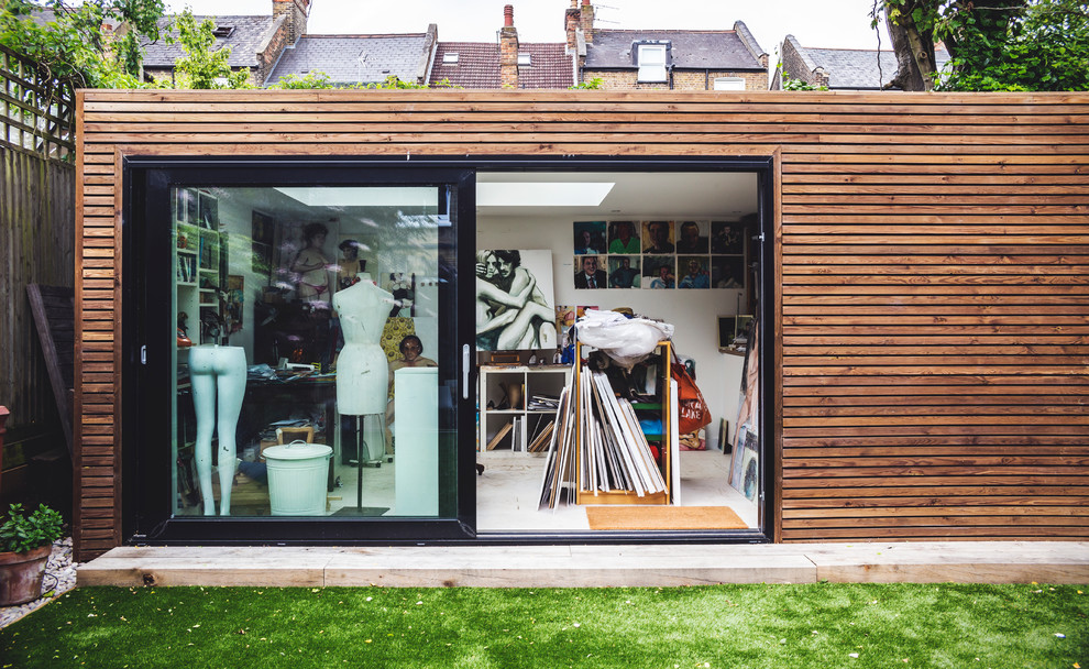 Aménagement d'un abri de jardin séparé contemporain de taille moyenne avec un bureau, studio ou atelier.
