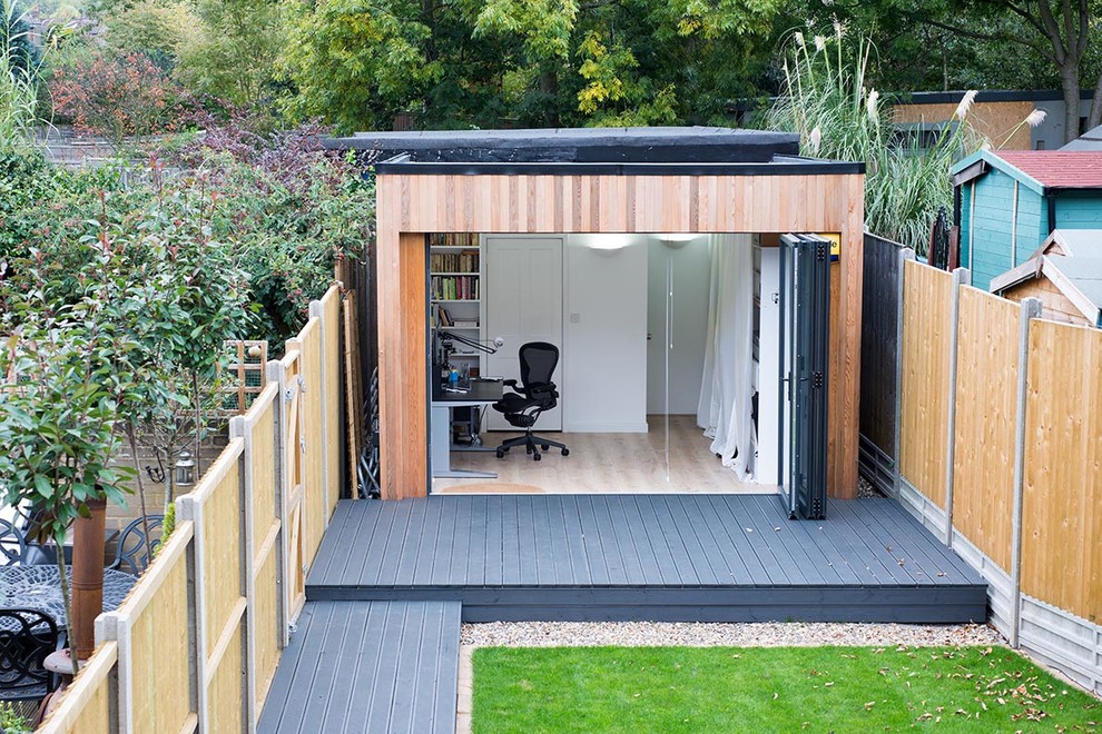 Aménagement d'un abri de jardin séparé contemporain de taille moyenne avec un bureau, studio ou atelier.