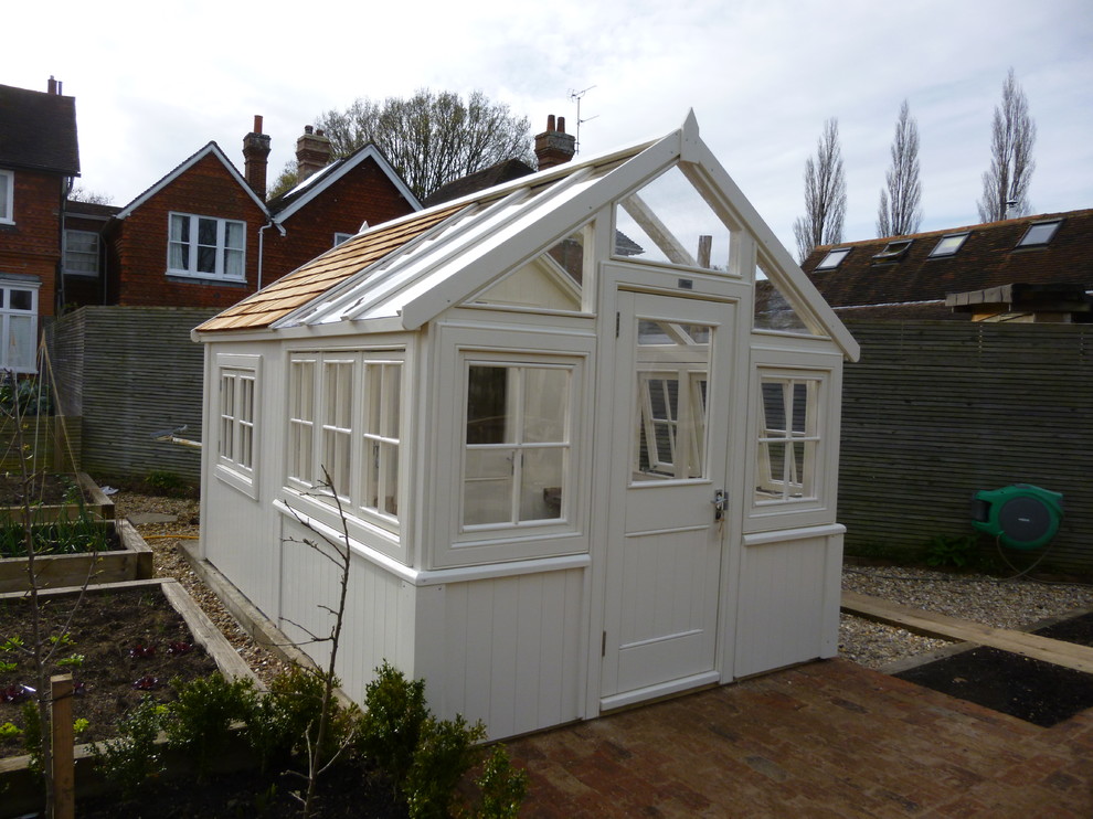 Inspiration for a mid-sized timeless garden shed remodel in West Midlands