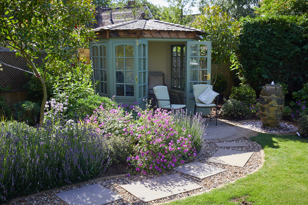 Пример оригинального дизайна: маленькая отдельно стоящая хозпостройка в классическом стиле для на участке и в саду
