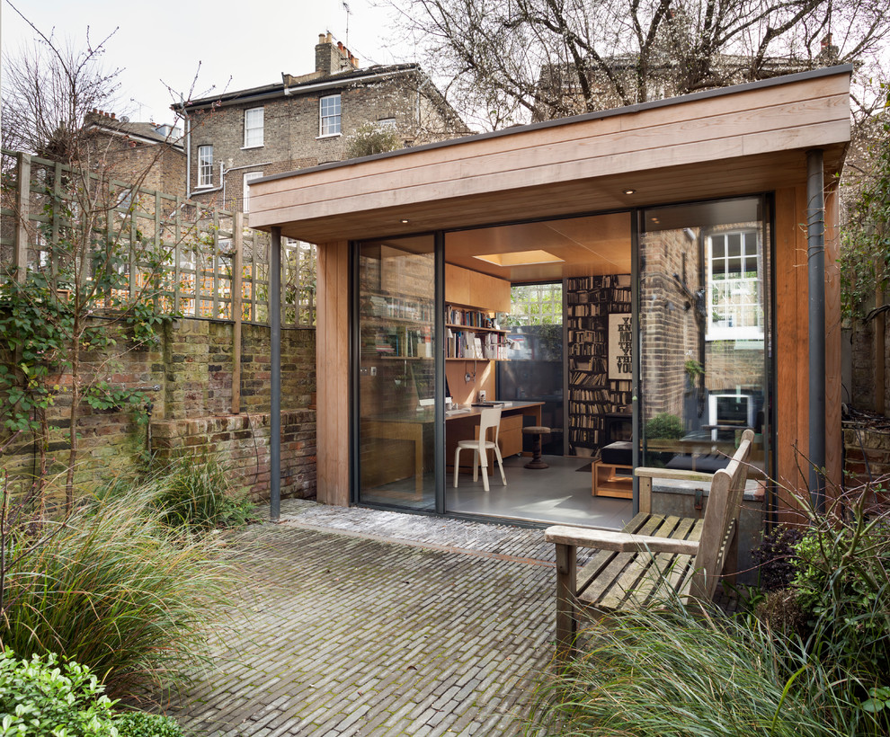 Aménagement d'un abri de jardin séparé contemporain avec un bureau, studio ou atelier.