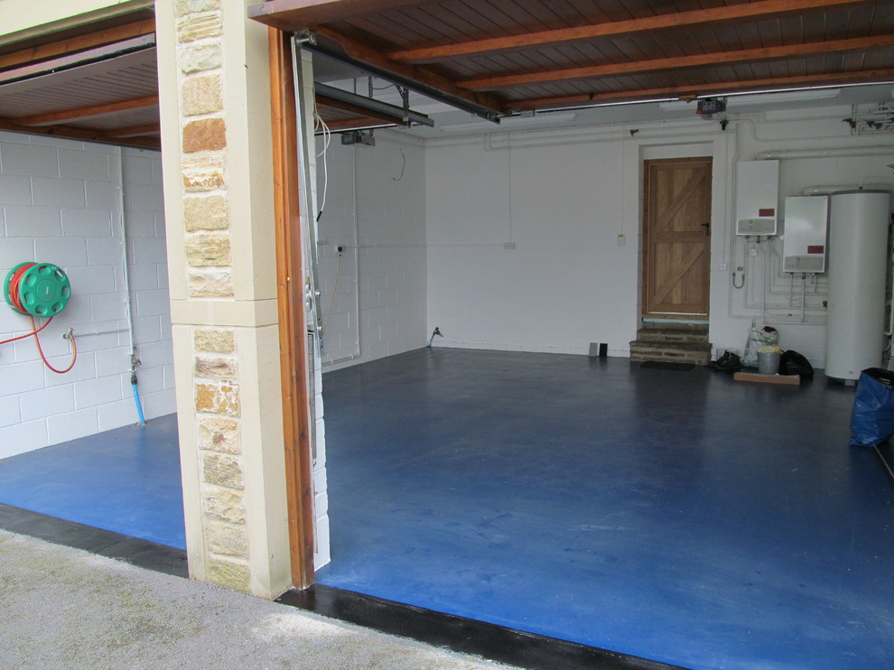 Exempel på en modern garage och förråd