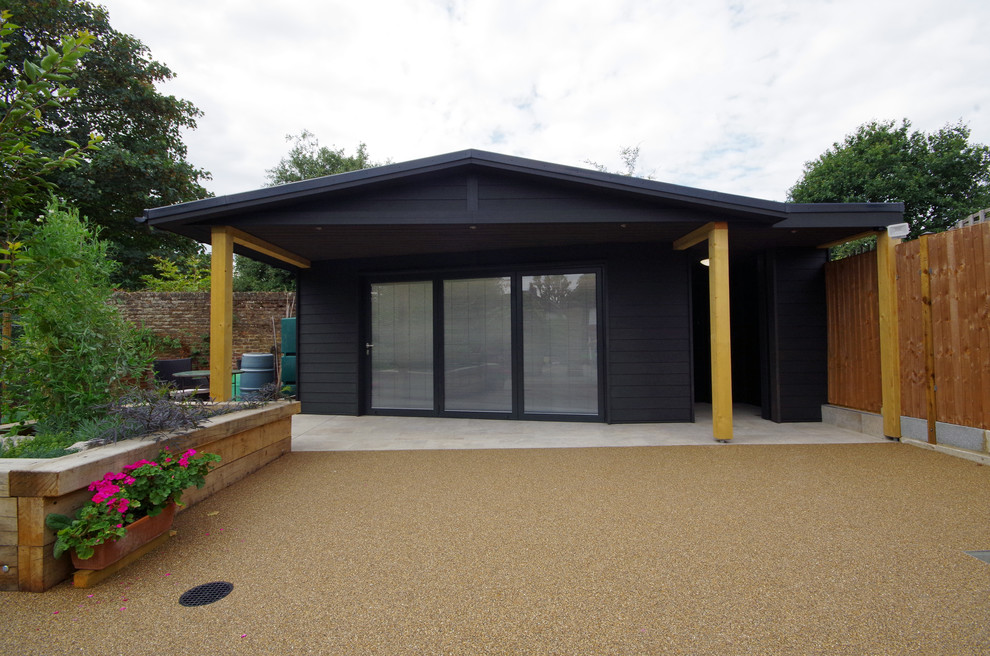 This is an example of a medium sized modern detached office/studio/workshop in London.