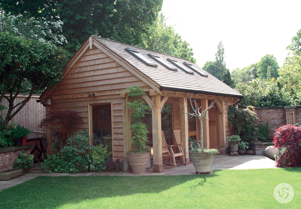 Exemple d'un abri de jardin séparé chic de taille moyenne avec un bureau, studio ou atelier.