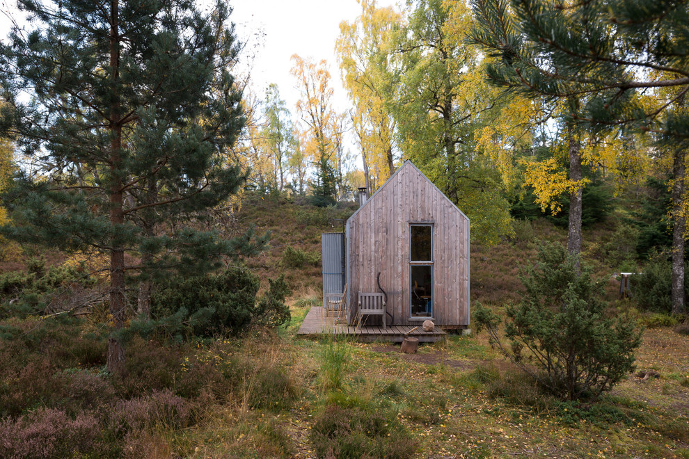 Inspiration for a rustic detached guesthouse remodel in Glasgow
