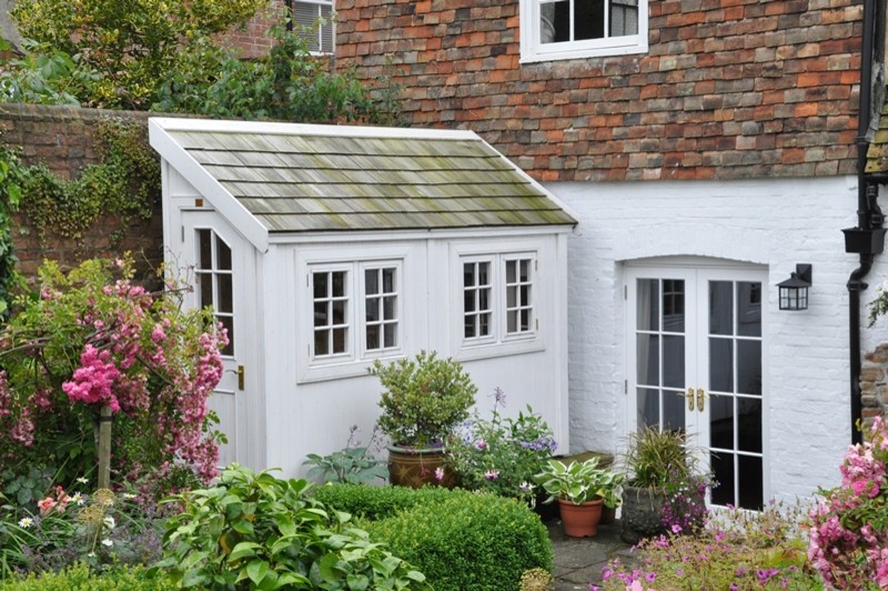 Exemple d'un petit abri de jardin chic.