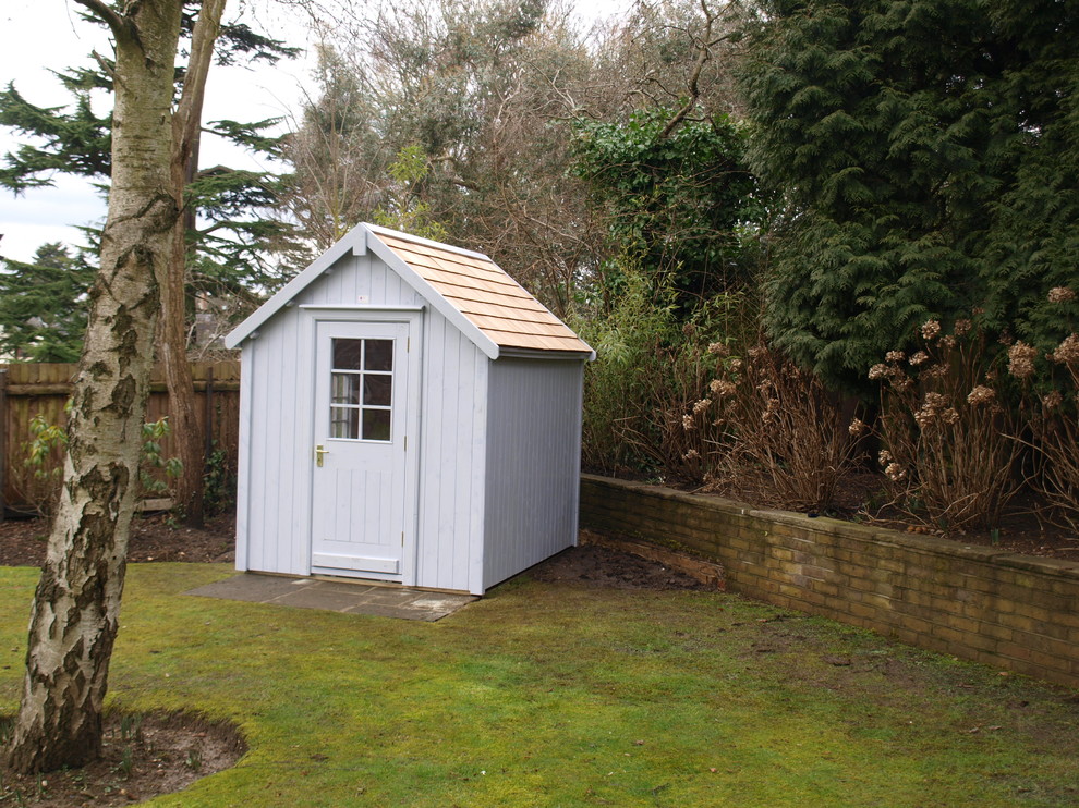 Пример оригинального дизайна: маленький сарай на участке в классическом стиле для на участке и в саду