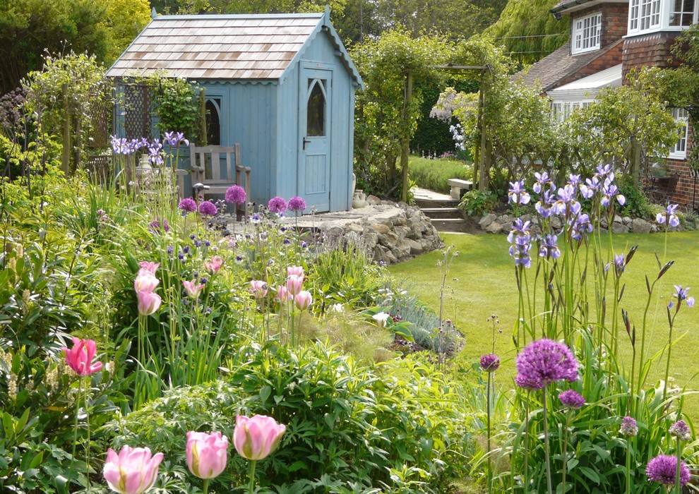 Cette photo montre un abri de jardin chic.