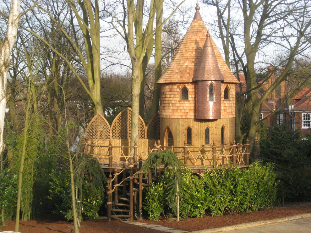 Exemple d'un abri de jardin éclectique.