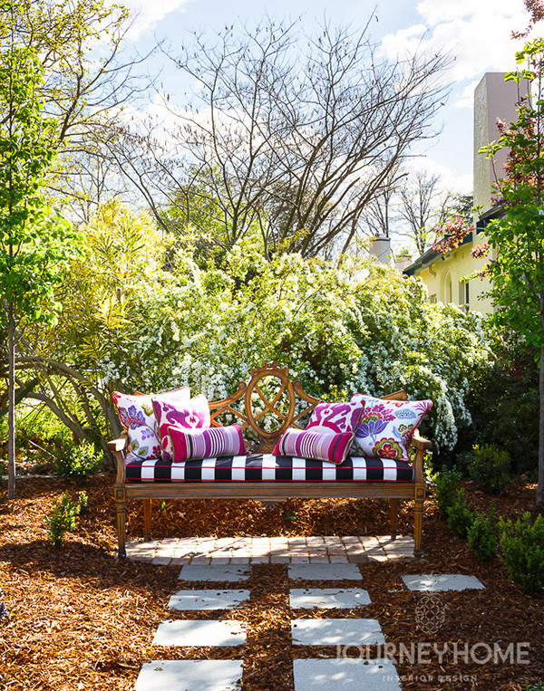 Foto di un piccolo giardino formale tradizionale esposto in pieno sole davanti casa in primavera con pavimentazioni in pietra naturale